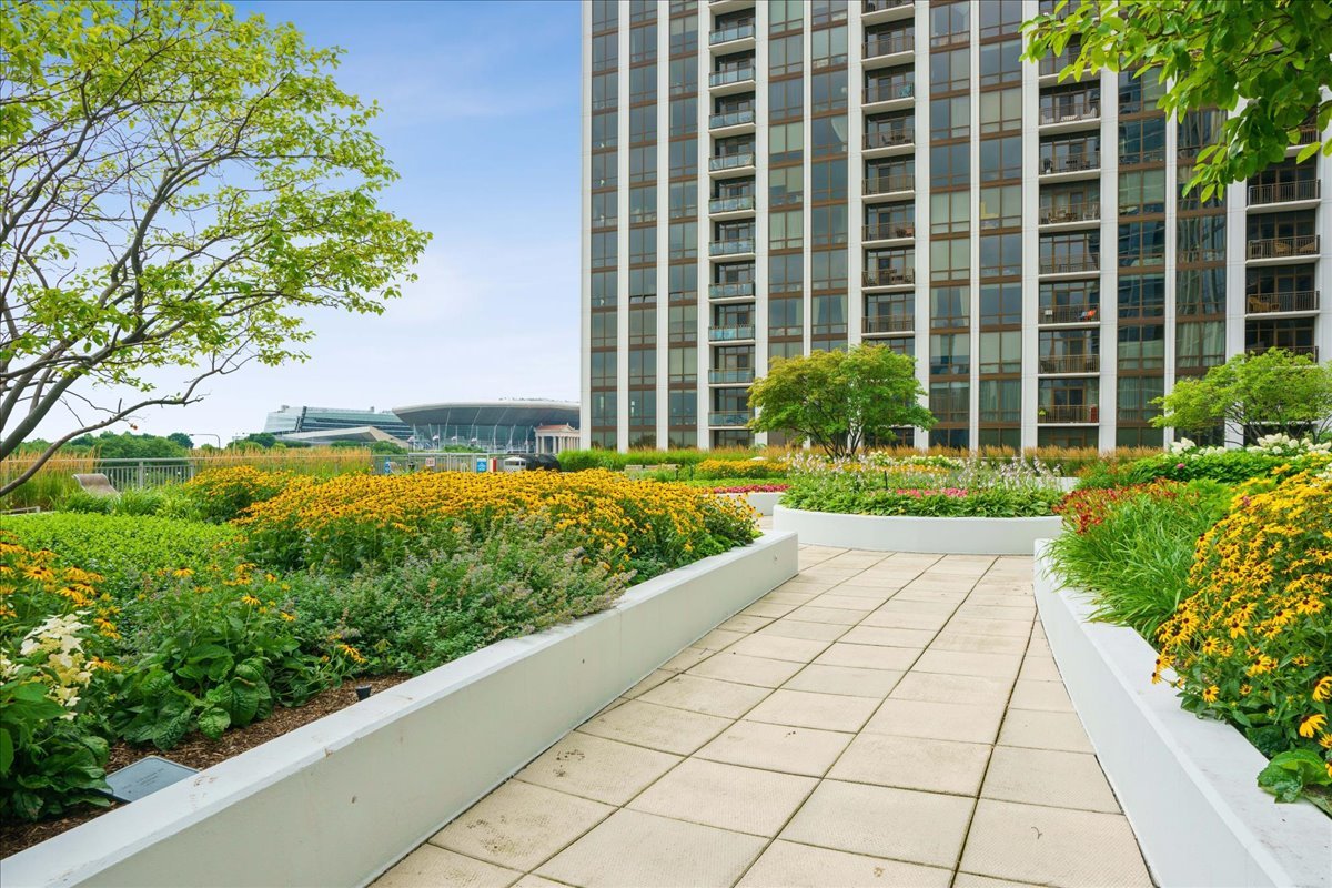 1235 South Prairie Avenue, Unit 2709 Chicago, IL 60605 - Photo 40 of 46 a view of a pathway both side of the house
