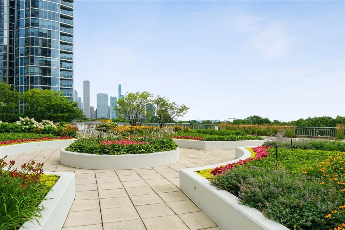 1235 South Prairie Avenue, Unit 2709 Chicago, IL 60605 - Photo 41 of 46 a view of a garden with outdoor space