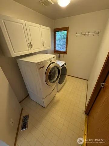 $3,950 | 24717 Southeast 45th Place, Sammamish, WA 98029