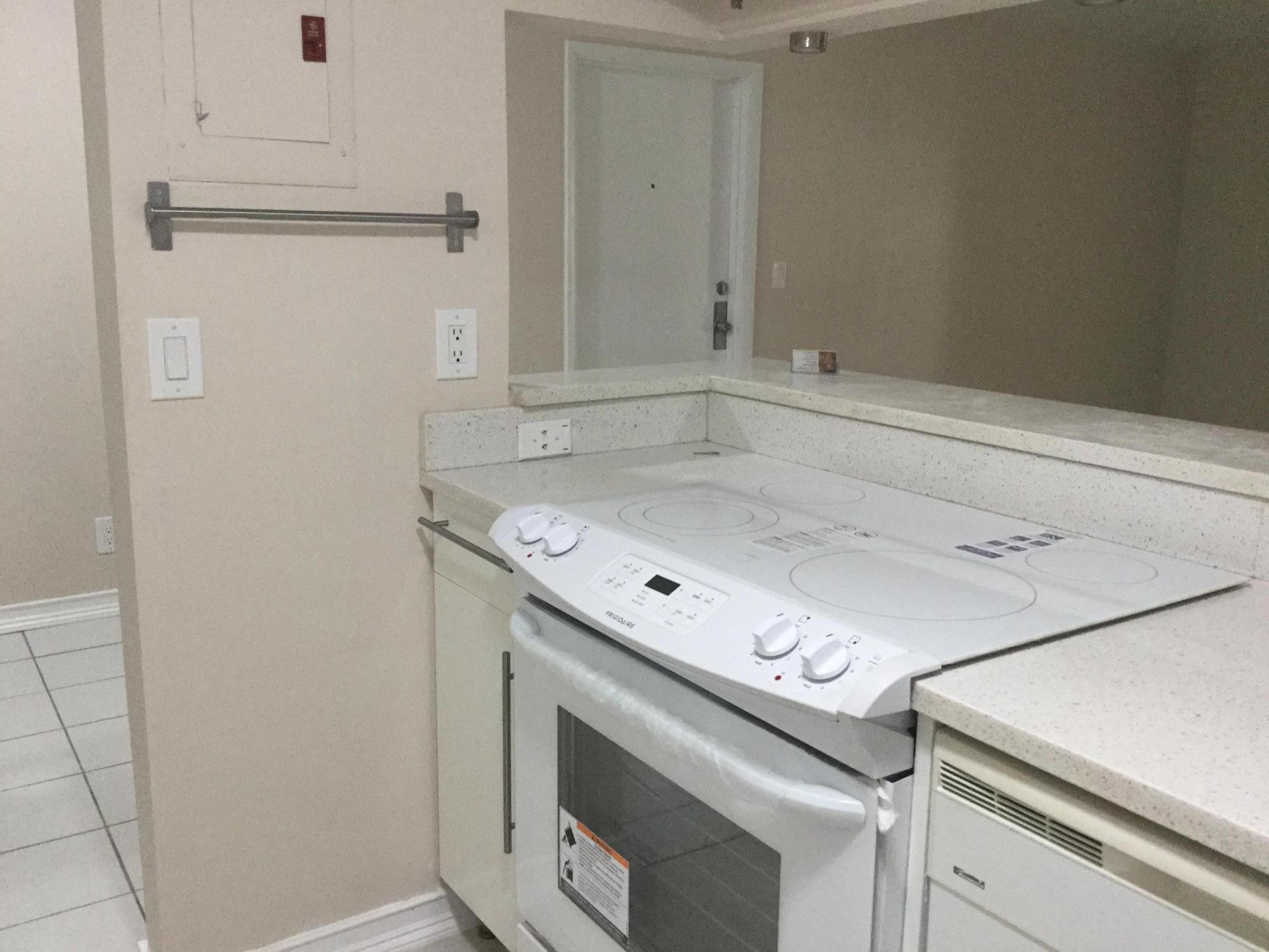 620 Northwest 13th Street, Unit 150 Boca Raton, FL 33486 - Photo 2 of 24 New stove