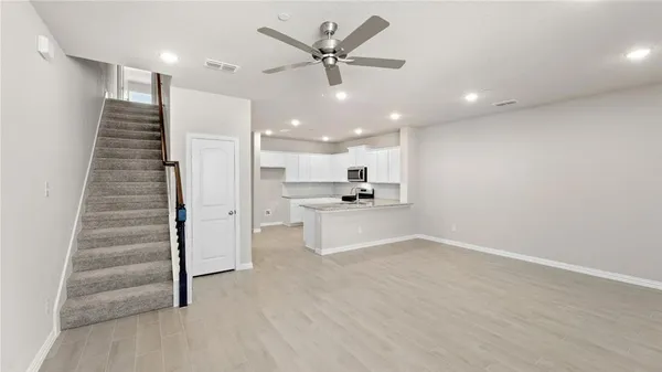 a view of a livingroom with kitchen and kitchen view