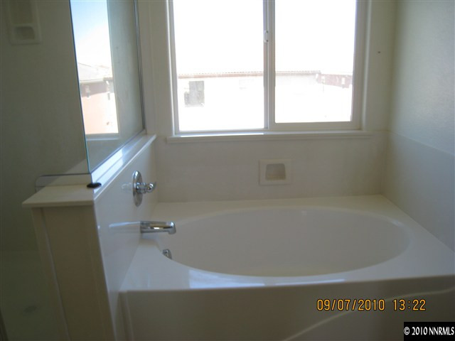 425 Cortono Drive Reno, NV 89521 - Photo 7 of 9 a bathroom with bathtub and window