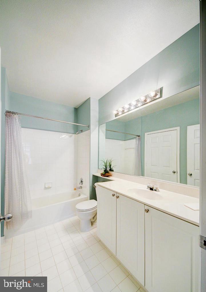 9480 Virginia Center Boulevard, Unit 420 Vienna, VA 22181 - Photo 3 of 17 a spacious bathroom with a bathtub shower sink and toilet