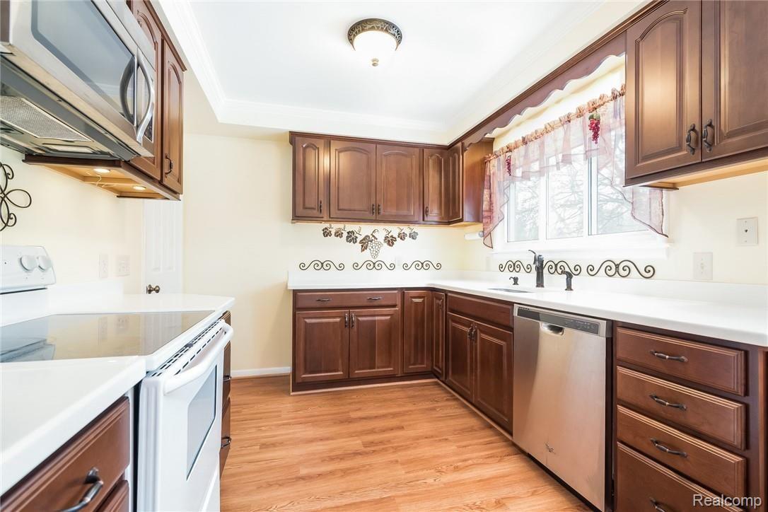 135 Arizona Avenue Rochester, MI 48309 - Photo 6 of 26 005-photo-laminate-floors-6828983.jpg