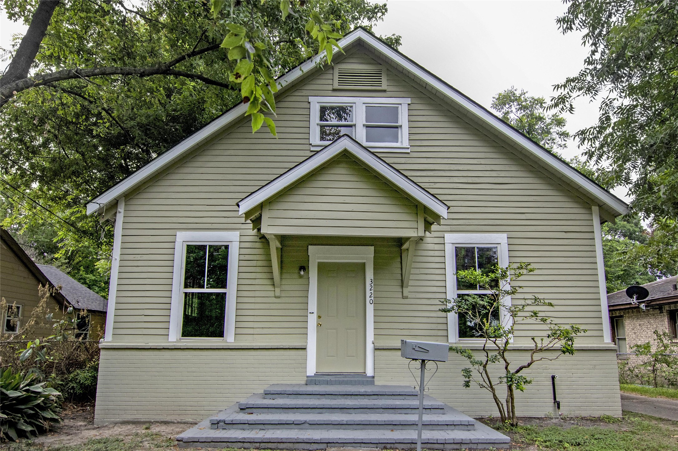 3220 Melbourne Street Houston, TX 77026 - Photo 1 of 23 a view of a house front of house
