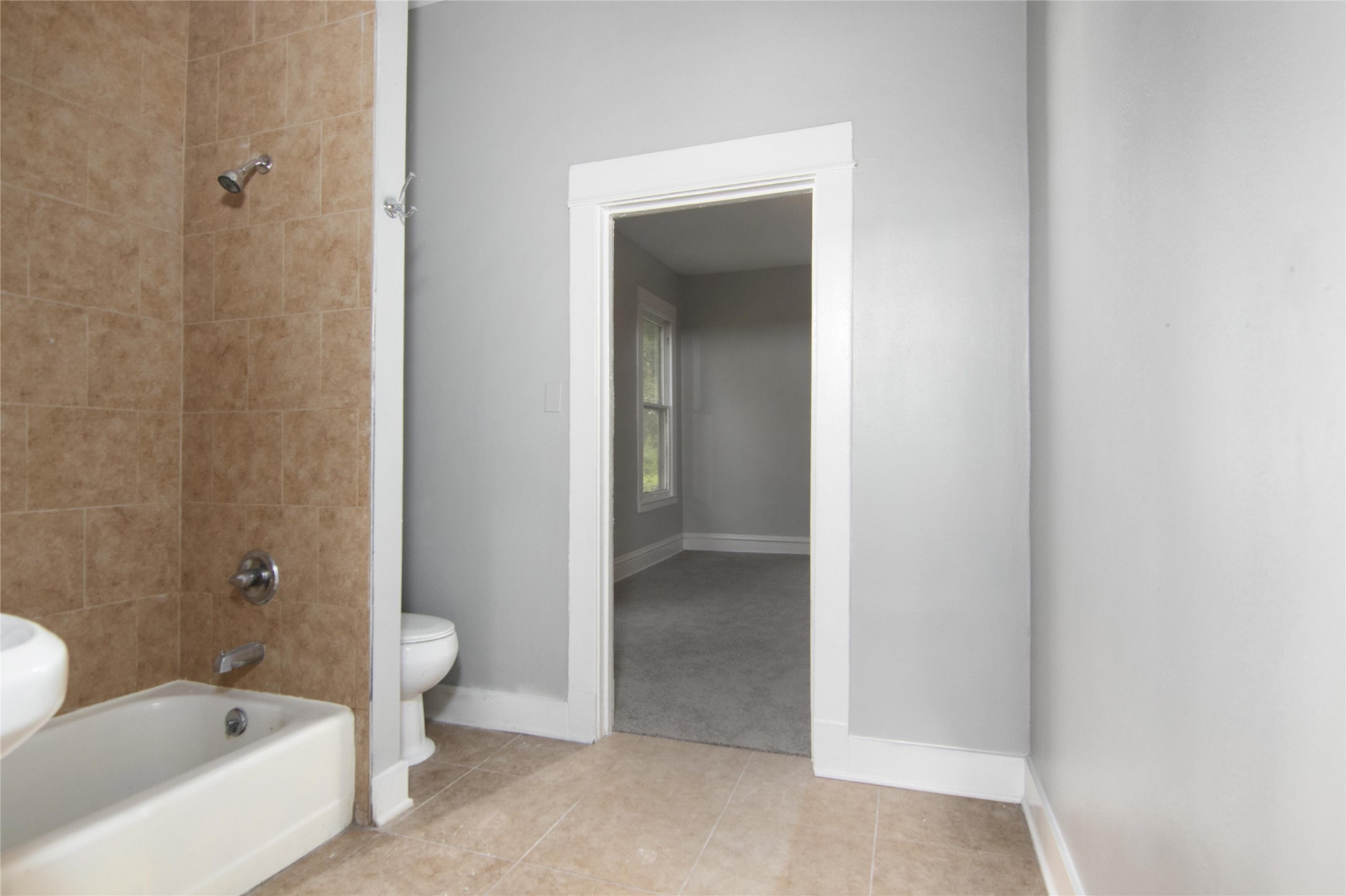 3220 Melbourne Street Houston, TX 77026 - Photo 11 of 23 a bathroom with a bathtub and toilet