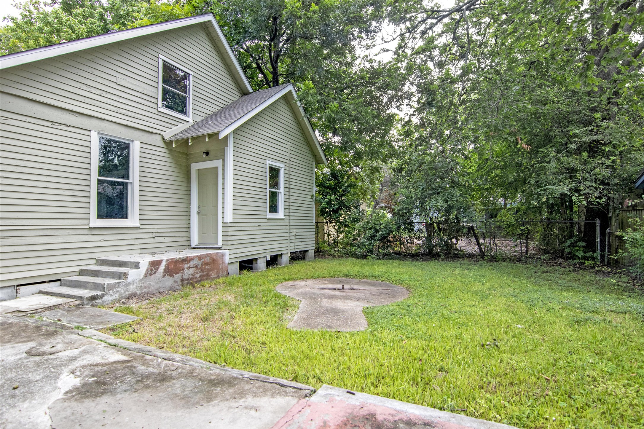 3220 Melbourne Street Houston, TX 77026 - Photo 19 of 23 a backyard of a house with table and chairs