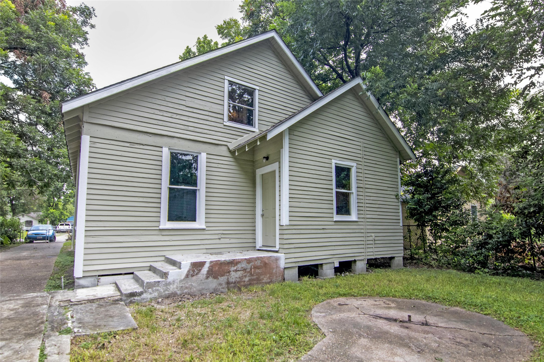 3220 Melbourne Street Houston, TX 77026 - Photo 20 of 23 a front view of a house with garden