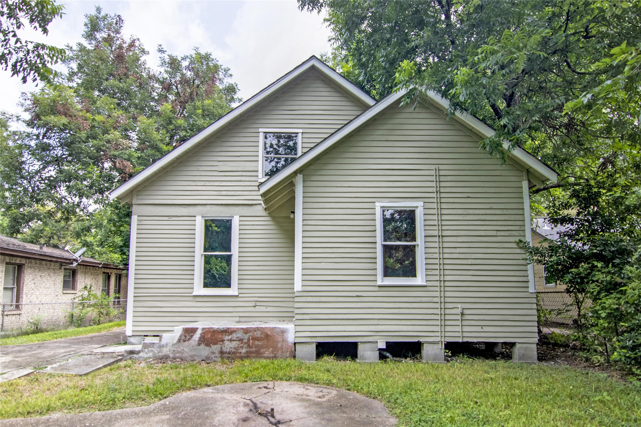 3220 Melbourne Street Houston, TX 77026 - Photo 21 of 23 a front view of a house with a yard