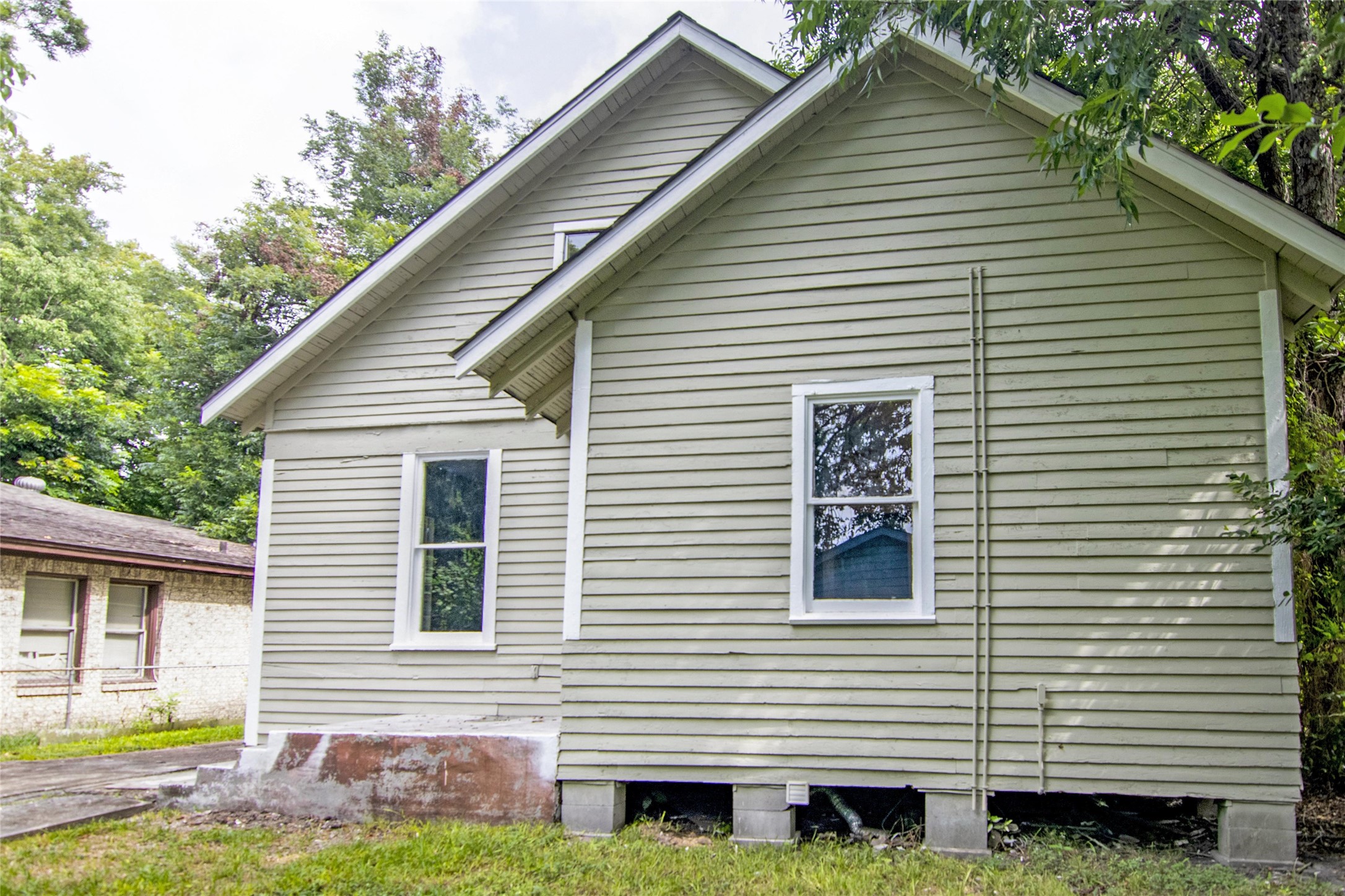 3220 Melbourne Street Houston, TX 77026 - Photo 22 of 23 a view of a house with white walls