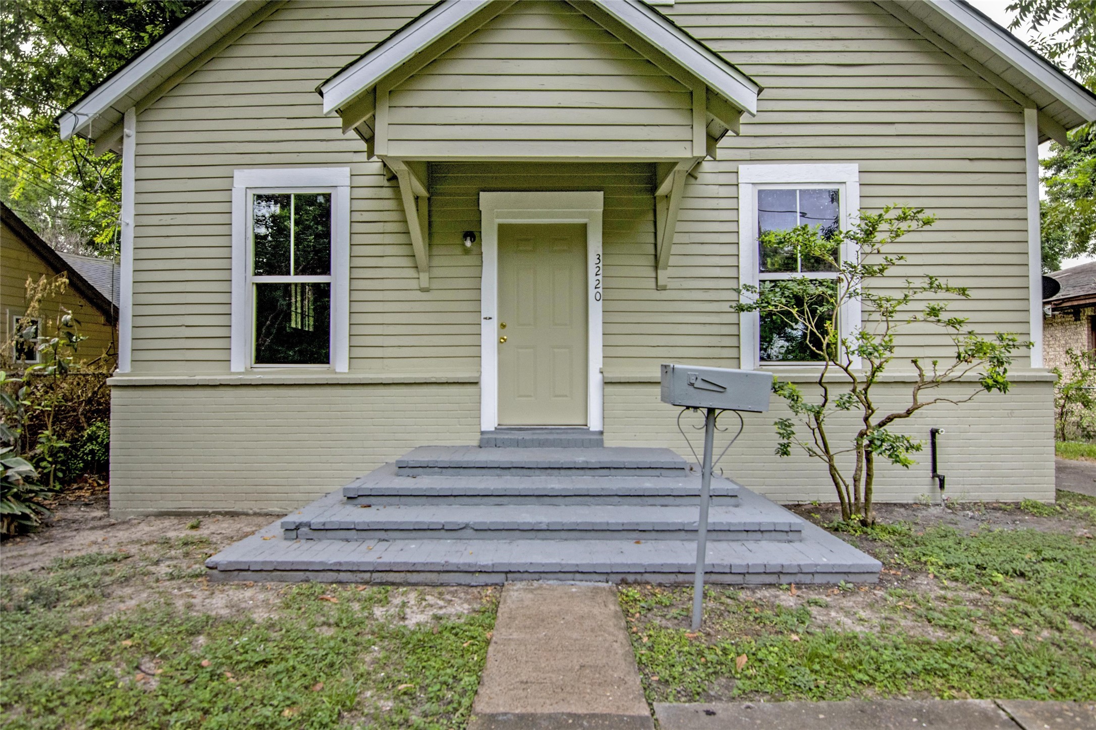 3220 Melbourne Street Houston, TX 77026 - Photo 4 of 23 a front view of a house with porch