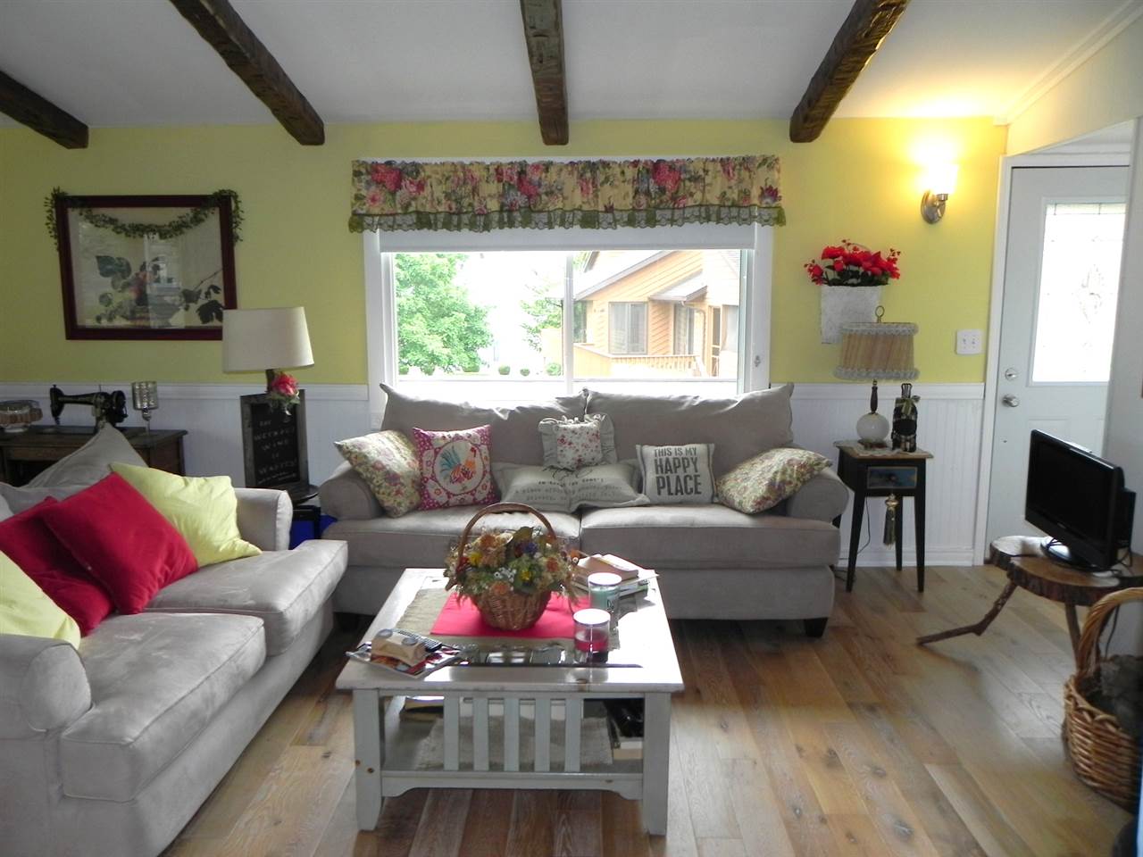 534 Baintree Road Lake Summerset, IL 61019 - Photo 17 of 25 a living room with furniture and wooden floor