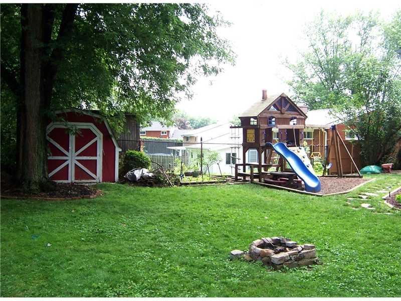 600 Chinaberry Road Monroeville, PA 15146 - Photo 2 of 17 Yard/Garden.