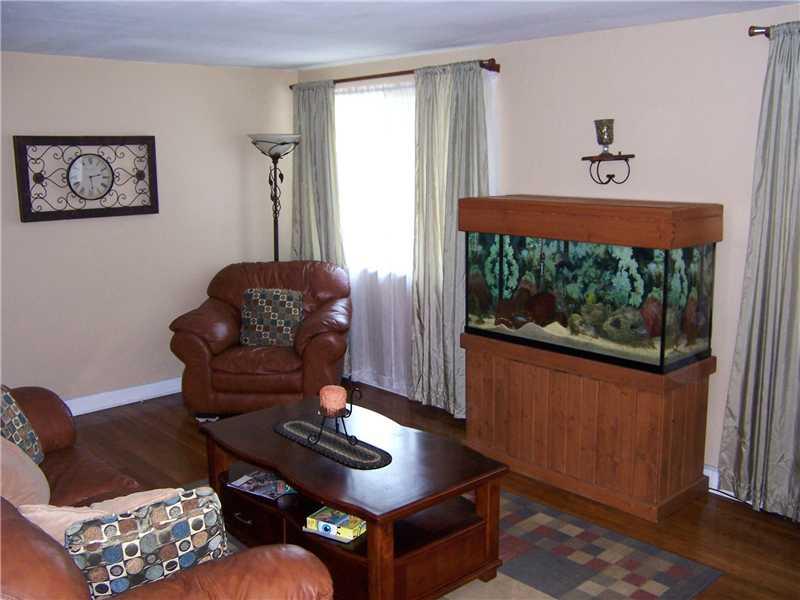 600 Chinaberry Road Monroeville, PA 15146 - Photo 3 of 17 Living Room.