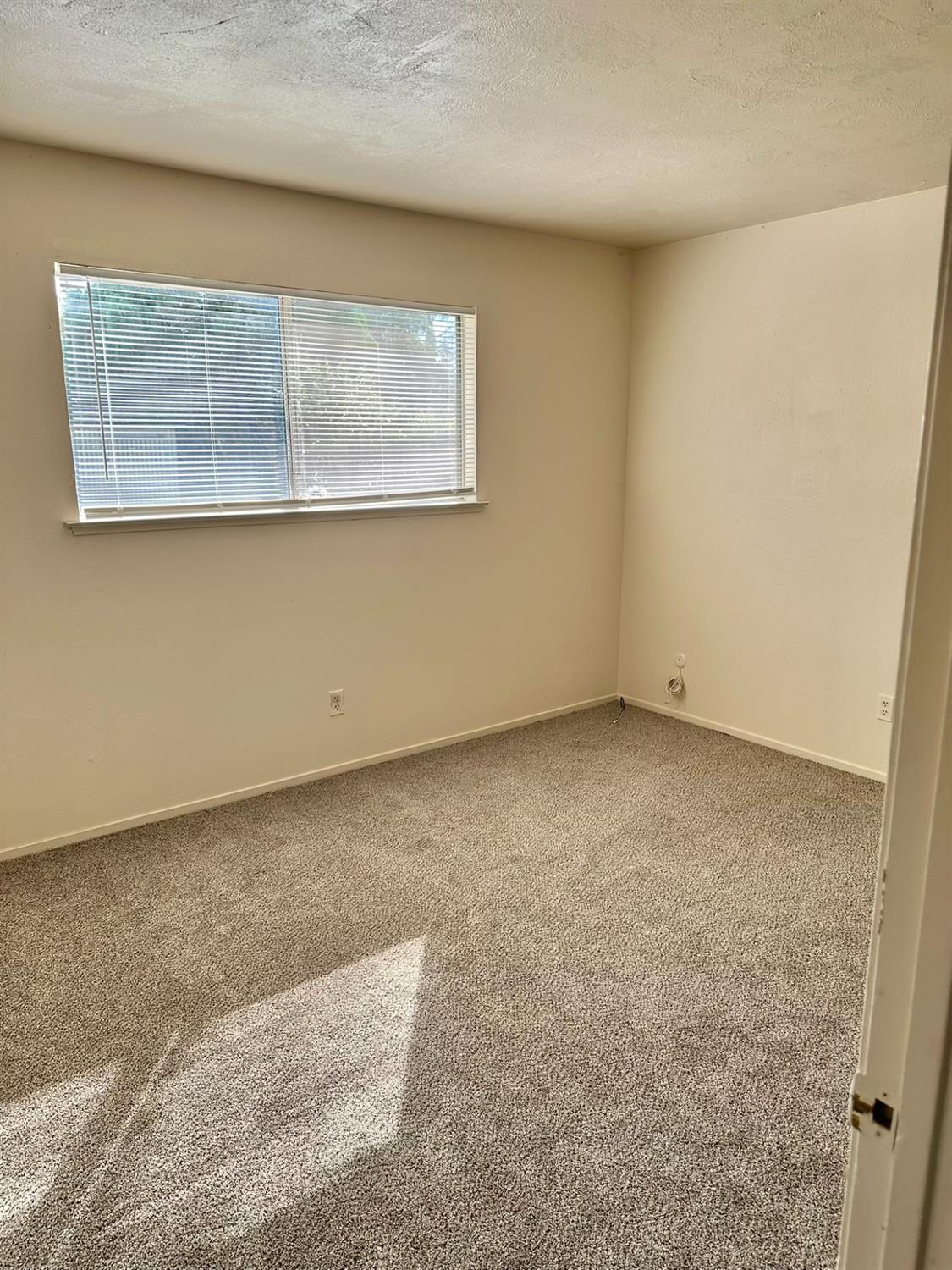322 West Richert Avenue Clovis, CA 93612 - Photo 11 of 22 an empty room with a window