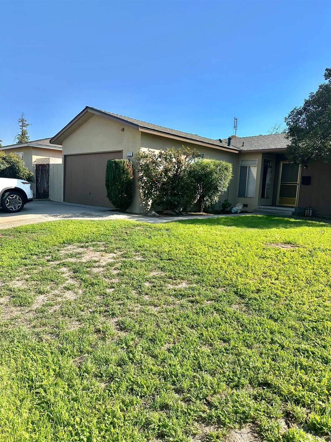 322 West Richert Avenue Clovis, CA 93612 - Photo 3 of 22 a front view of house with yard and seating