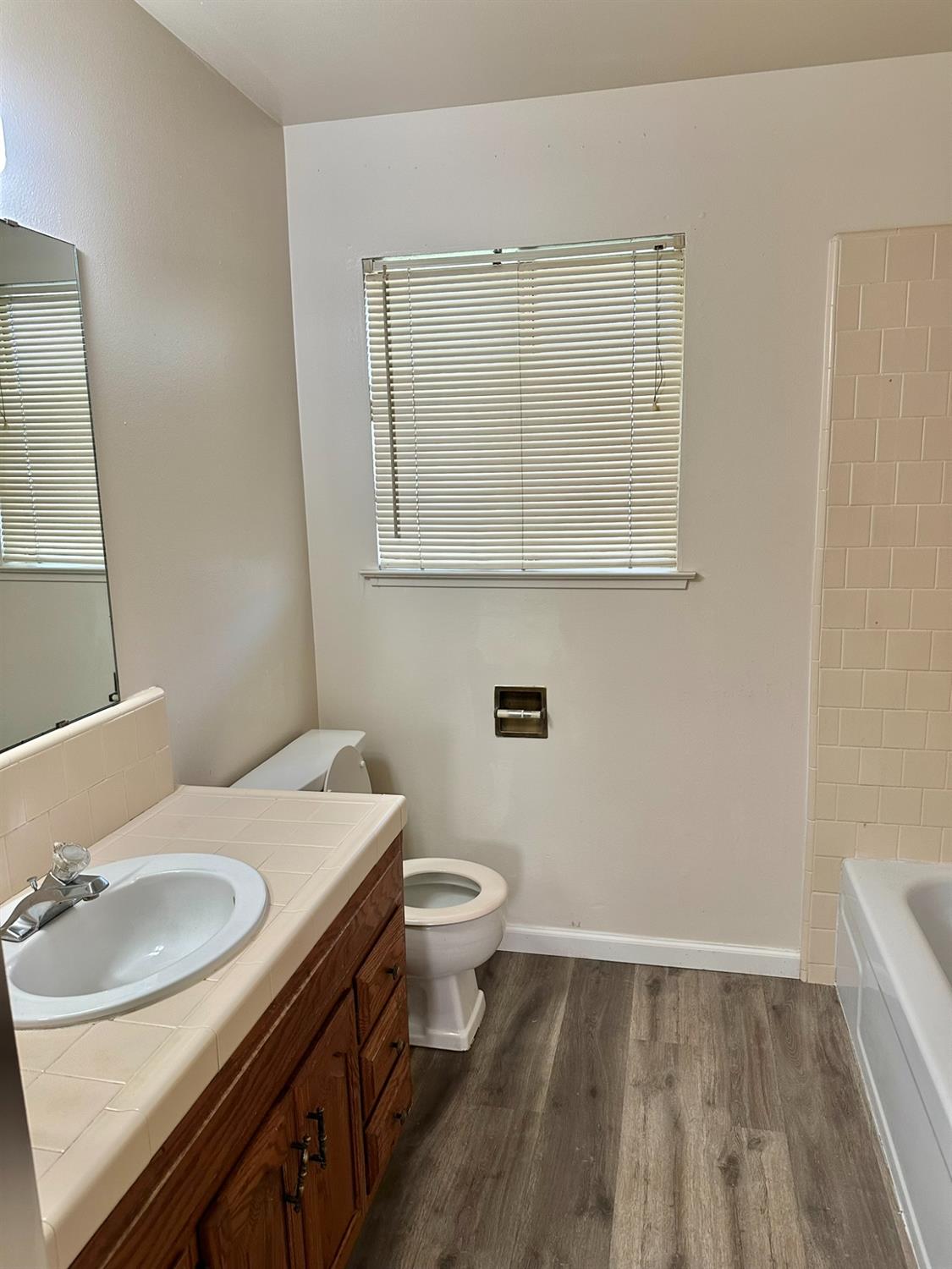322 West Richert Avenue Clovis, CA 93612 - Photo 9 of 22 a bathroom with a sink and a toilet