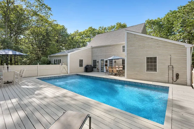 a view of a house with backyard