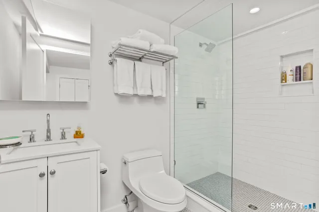 $7,000 | 140 Rowayton Avenue, Unit E, Norwalk, CT 06853