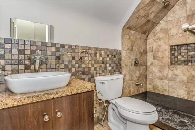 $3,995 | 136 North 1st Street, New Hyde Park, NY 11040