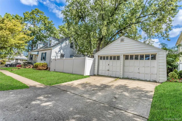 $3,995 | 136 North 1st Street, New Hyde Park, NY 11040