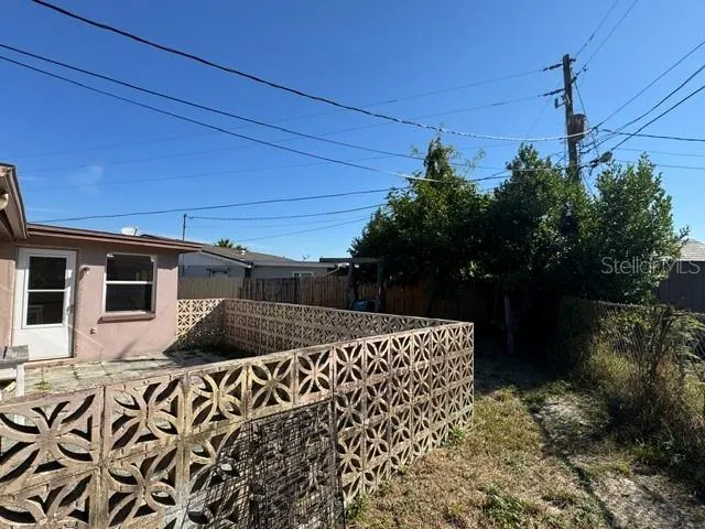 a view of a backyard