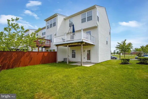 a view of an house with backyard and garden