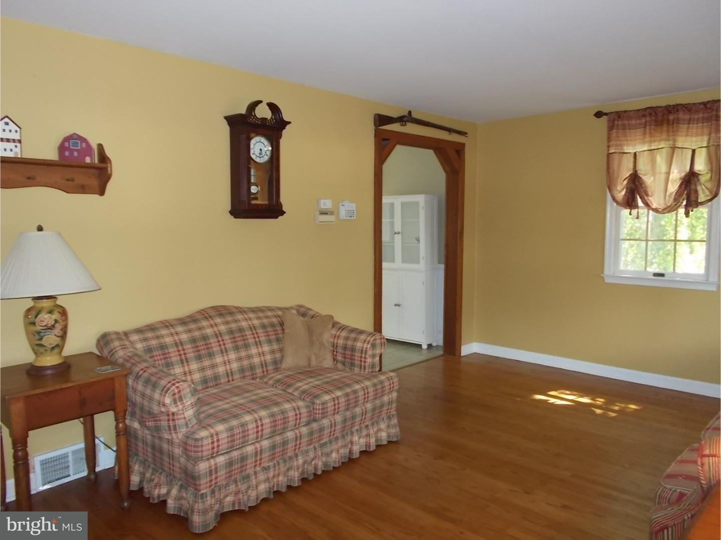 46 Shirley Road Hatboro, PA 19040 - Photo 4 of 19 Living Room