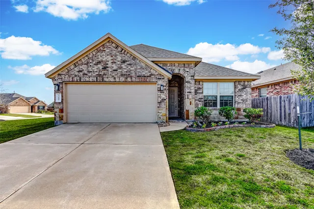 a view of a house with backyard and garden