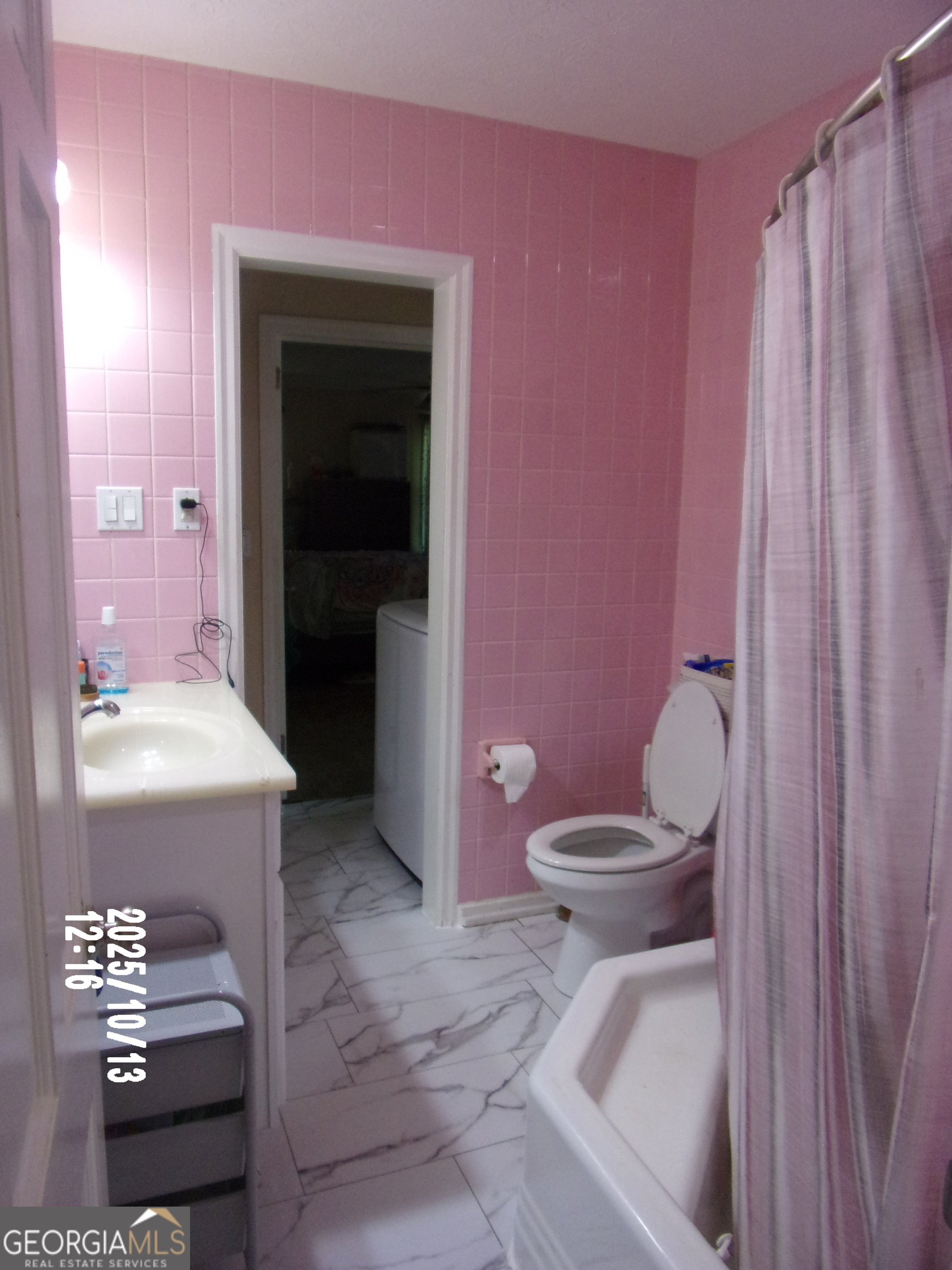 133 Springdale Drive Thomaston, GA 30286 - Photo 19 of 40 a bathroom with a sink a toilet and shower