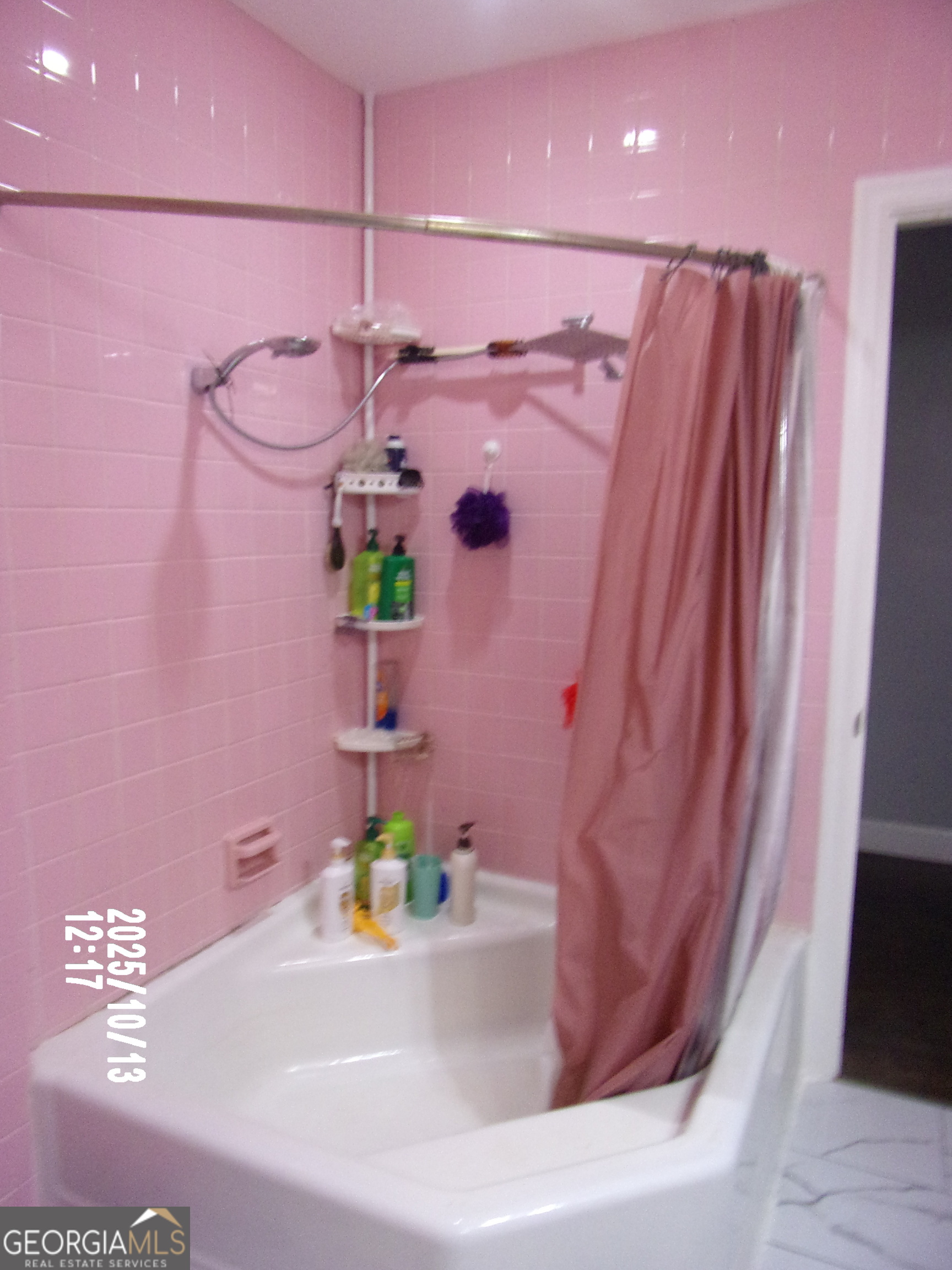 133 Springdale Drive Thomaston, GA 30286 - Photo 20 of 40 a bathroom with a sink a bathtub and a shower