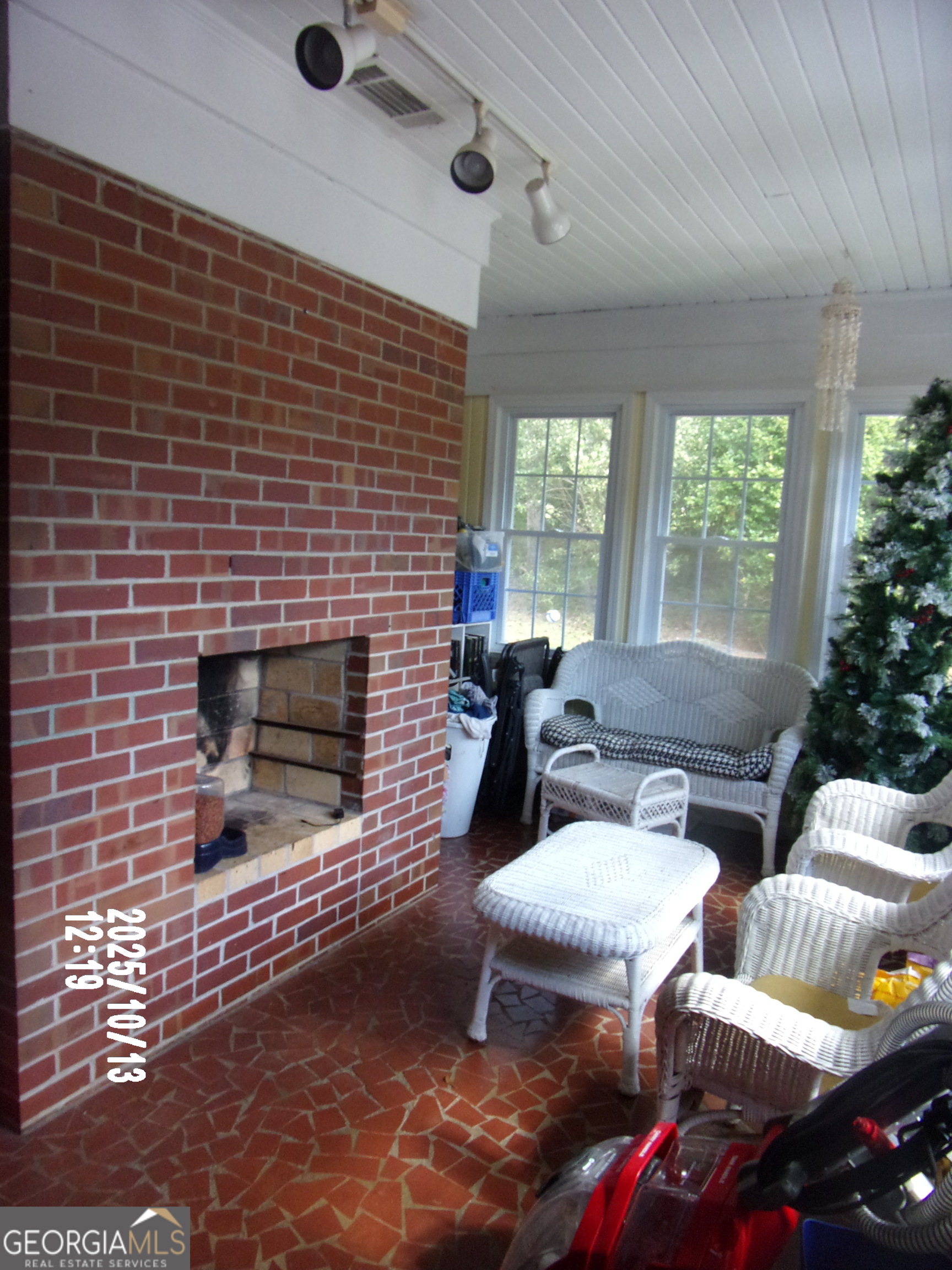 133 Springdale Drive Thomaston, GA 30286 - Photo 26 of 40 a living room with furniture and a fireplace