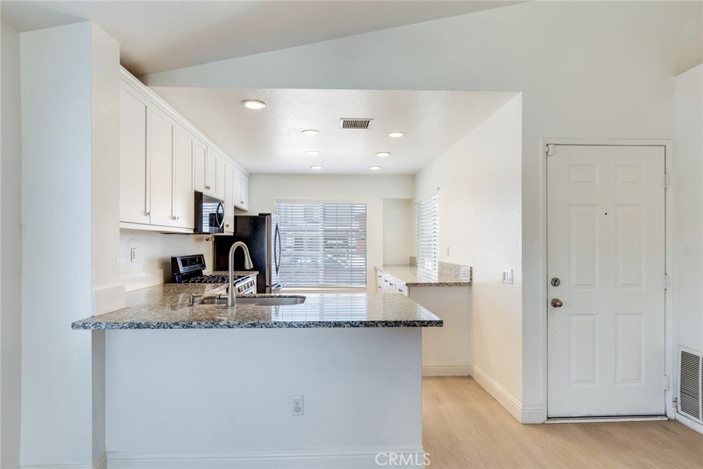 1346 Lilac Ridge Drive Perris, CA 92571 - Photo 2 of 20 Entry way/Kitchen