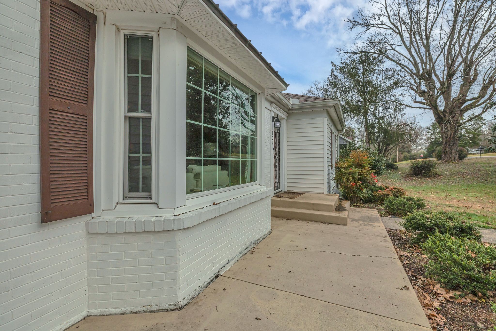 109 Audubon Road Shelbyville, TN 37160 - Photo 5 of 34 a view of house and front door