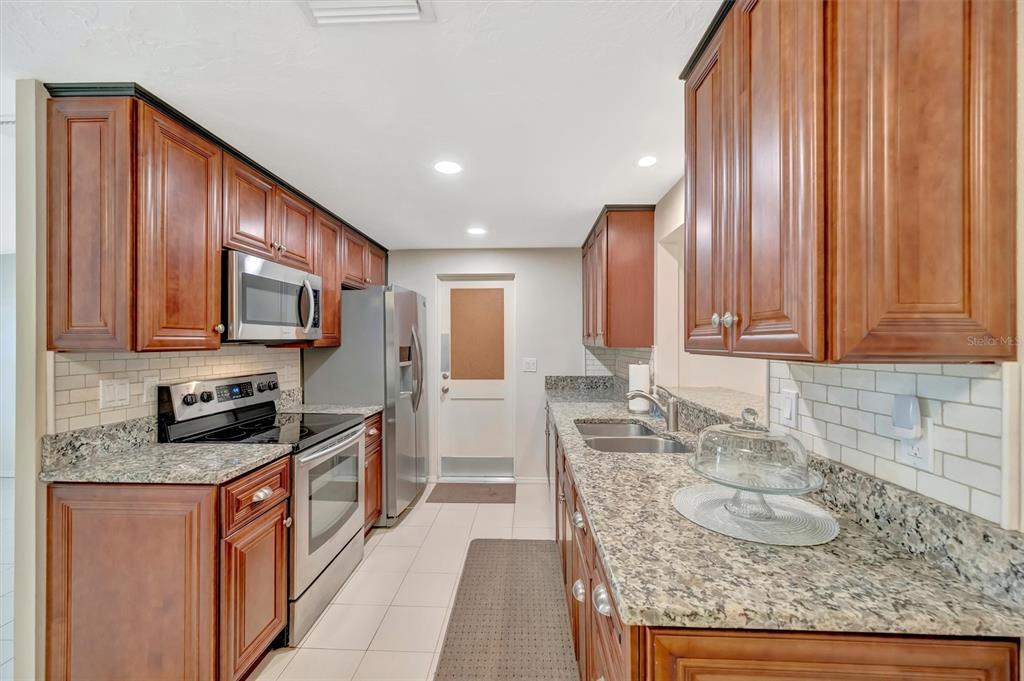 4478 Coco Ridge Circle Sarasota, FL 34233 - Photo 17 of 85
