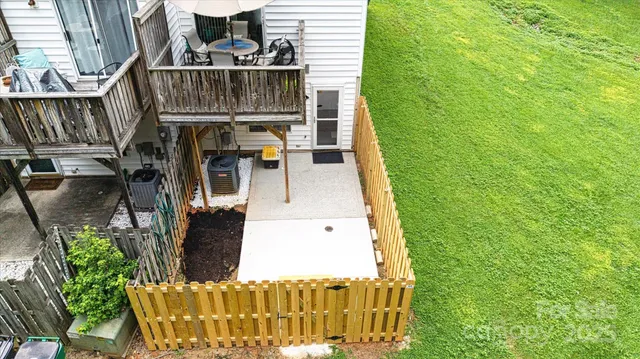 a view of entryway with outdoor area