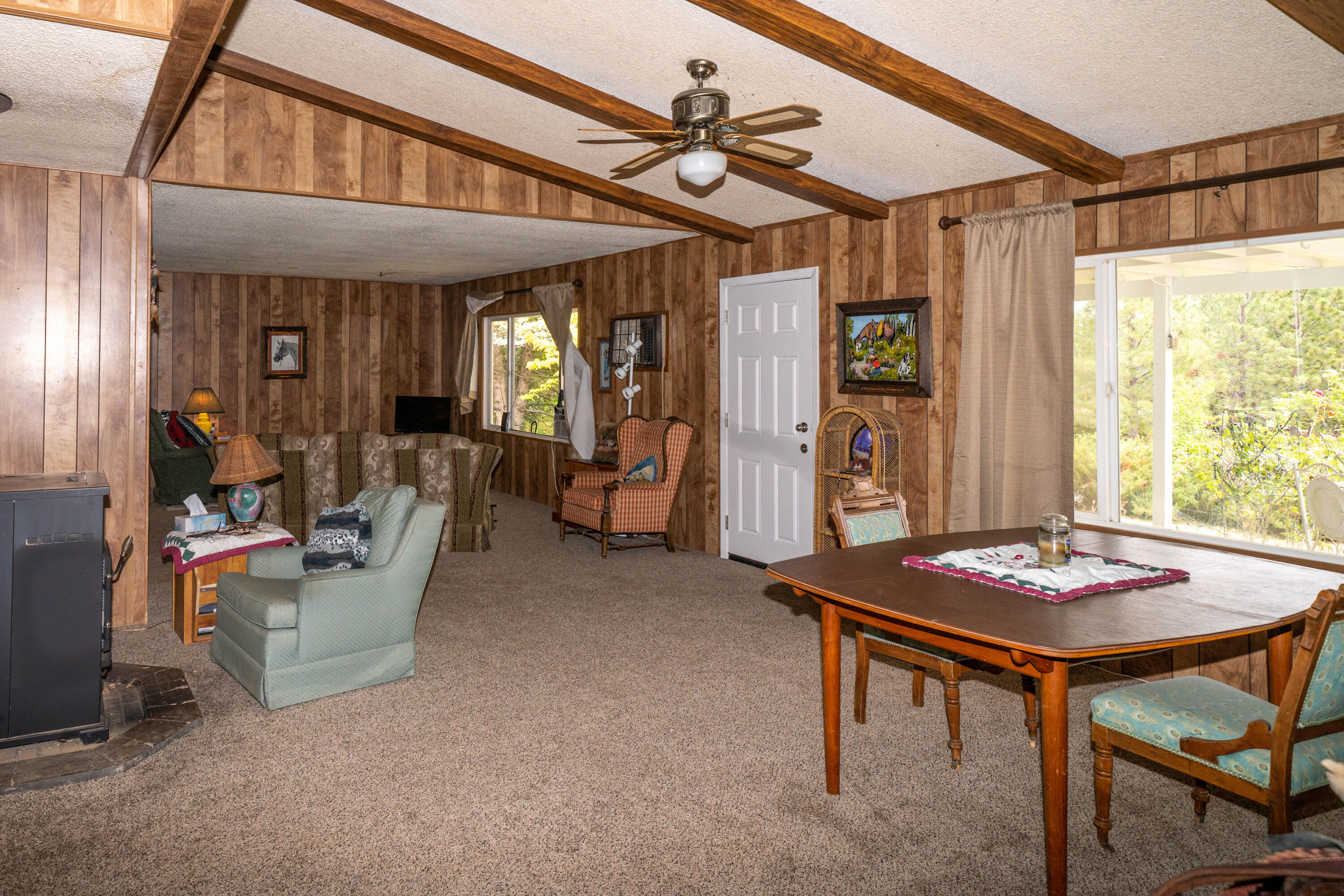 12107 Meadows Road White City, OR 97503 - Photo 25 of 36 a view of a livingroom with furniture and window