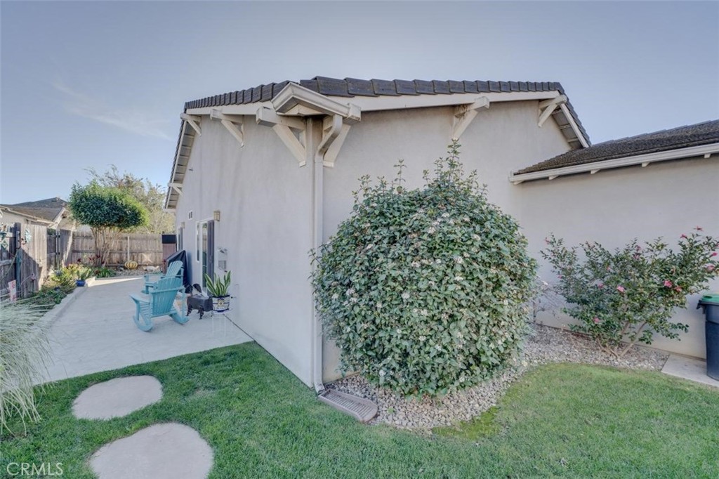 1526 South Fulton Court Santa Maria, CA 93458 - Photo 31 of 39 a view of a garage