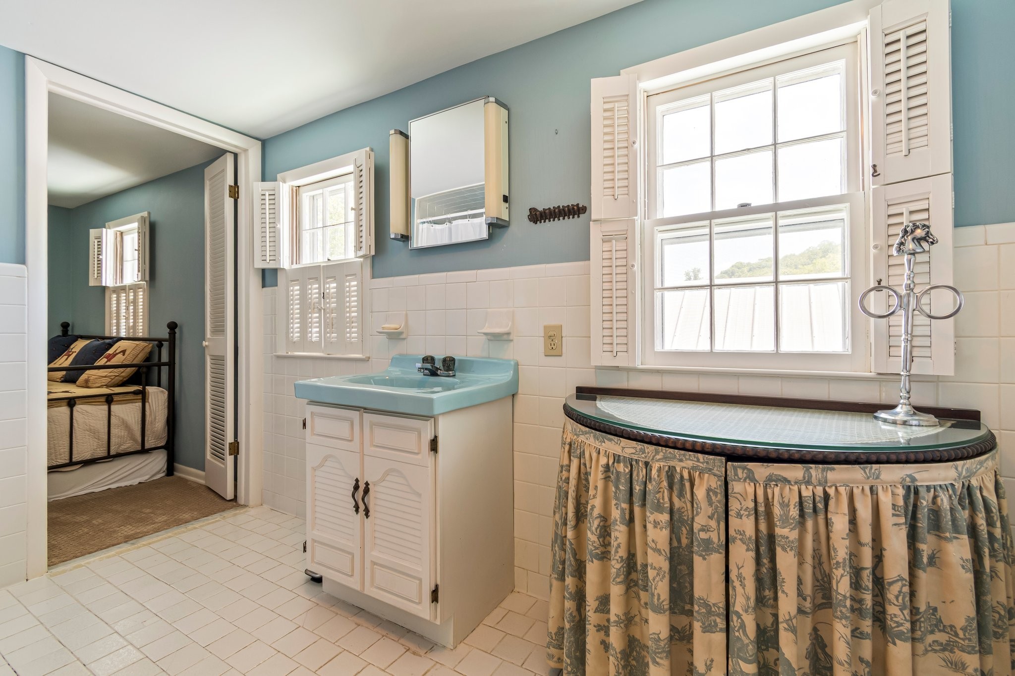 4923 Blue Creek Road Lynnville, TN 38472 - Photo 41 of 69 a room that has a dresser and a window in it