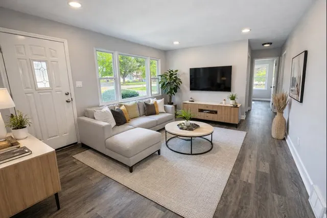 $459,000 | 758 Kenilworth Avenue, Glen Ellyn, IL 60137