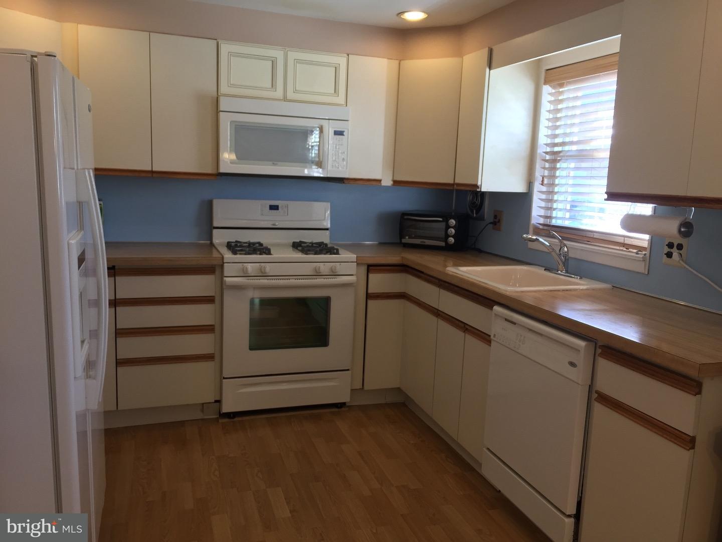 8425 Bridle Road Philadelphia, PA 19111 - Photo 8 of 24 Kitchen