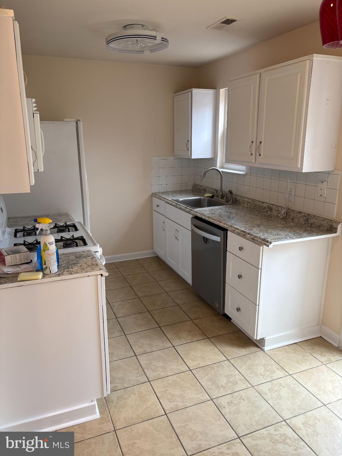 1531 Tarleton Place Warminster, PA 18974 - Photo 4 of 25 Bright and functional kitchen space.