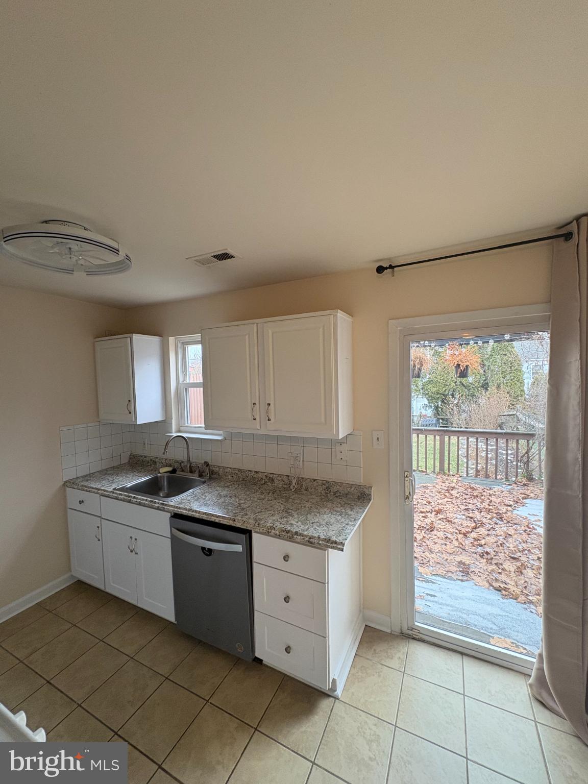 1531 Tarleton Place Warminster, PA 18974 - Photo 7 of 25 Bright kitchen with modern finishes.