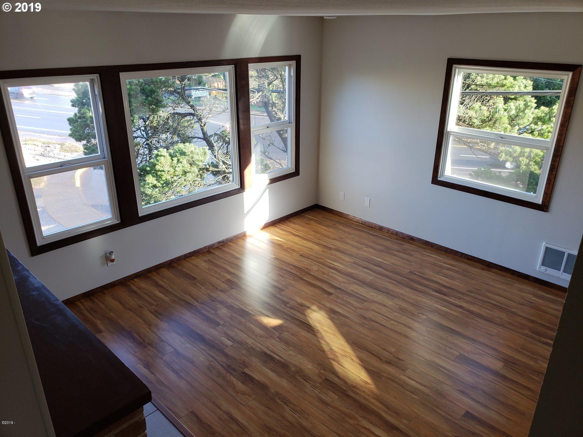 545 Southwest Fleet Avenue Lincoln City, OR 97367 - Photo 16 of 31 19440387-16