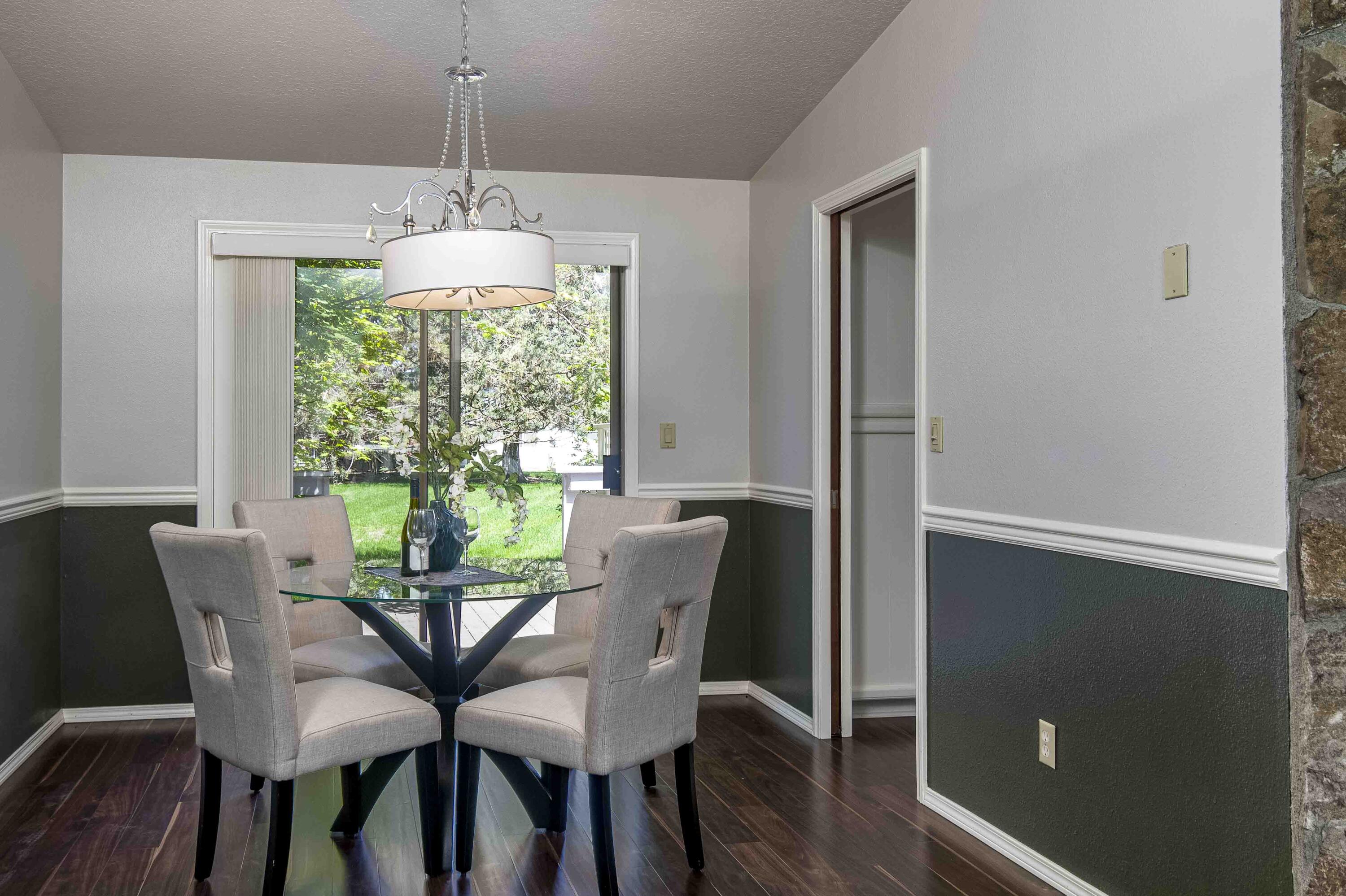 20410 Mainline Road Bend, OR 97702 - Photo 8 of 33 Dining area off living room