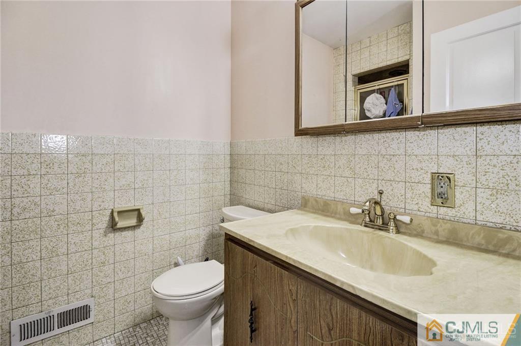 406 New Dover Road Colonia, NJ 07067 - Photo 31 of 36 Gallery Image 31