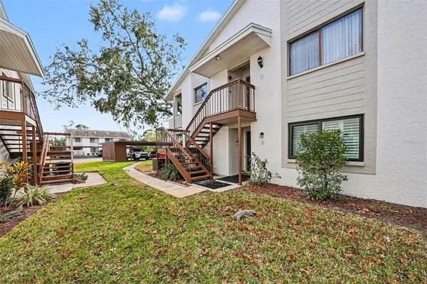 a view of a house with backyard