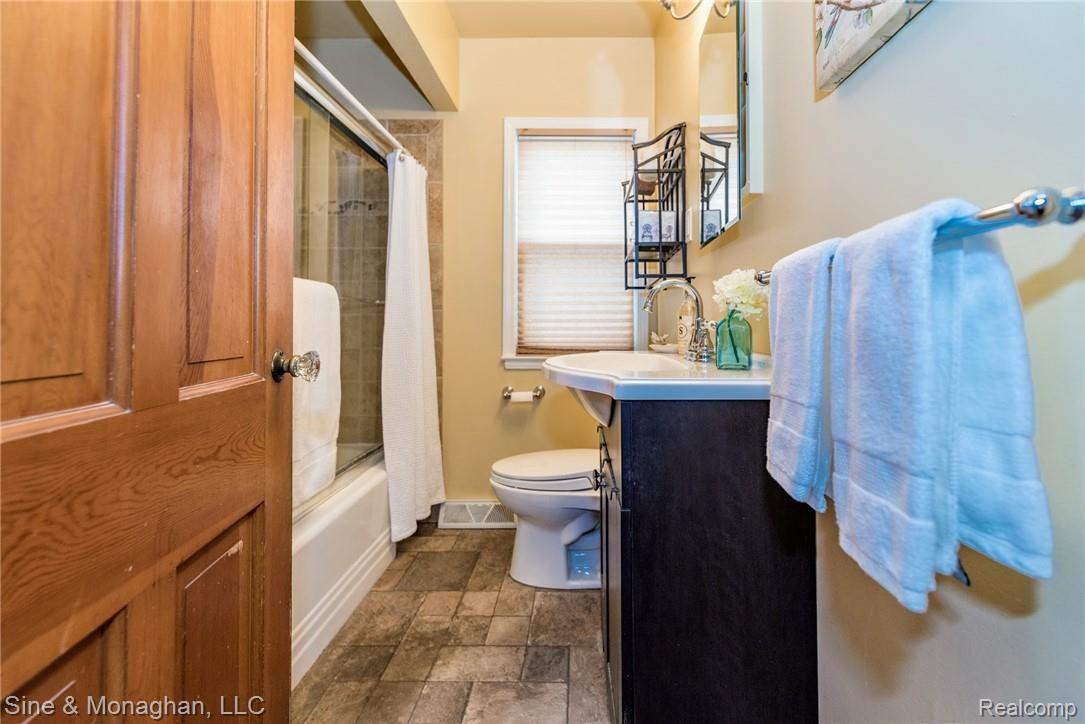 3308 Normandy Road Royal Oak, MI 48073 - Photo 8 of 13 Modern full bath