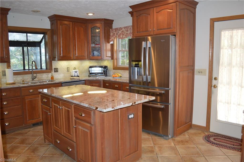 562 Country Club Road Mount Airy, NC 27030 - Photo 5 of 29 Gallery Image 5