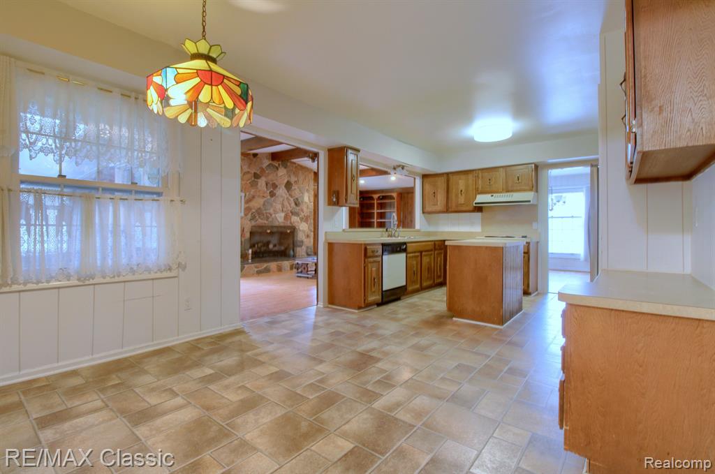 33951 Old Timber Road Farmington Hills, MI 48331 - Photo 4 of 40